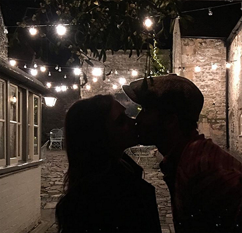 Дэвид и Виктория Бекхэм поздравили всех с Рождеством