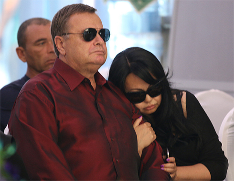 Владимир Фриске на похоронах Жанны Фриске