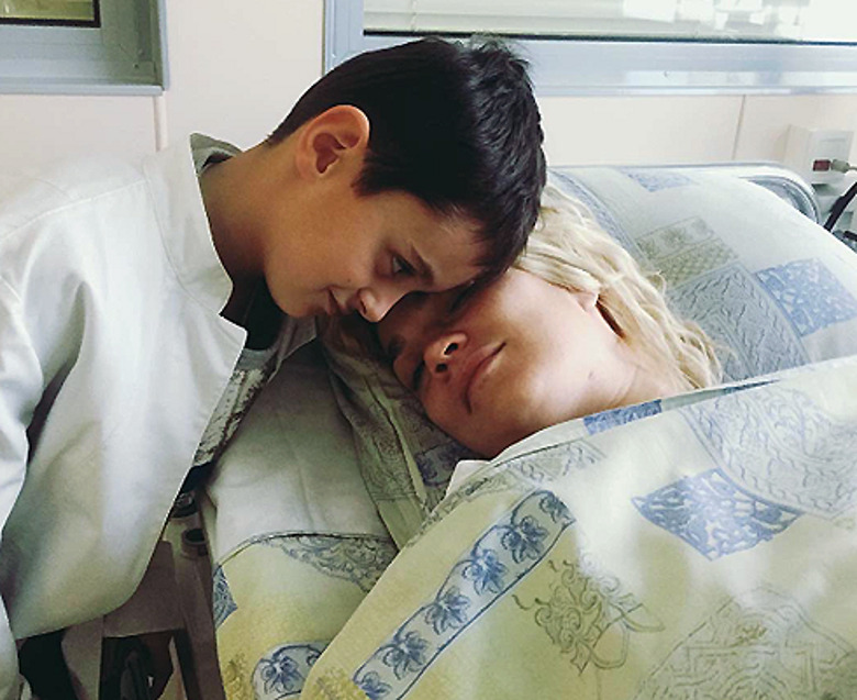 Старший сын Костюшкиных с большой нежностью и заботой относится к своей маме