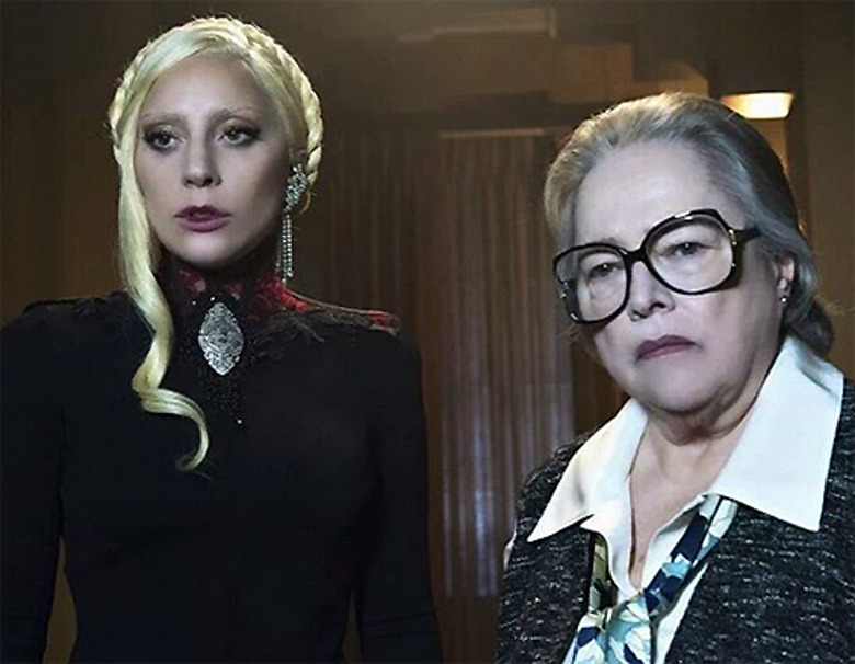 Леди Гага и Кэти Бейтс на съемках сериала «Американская история ужасов: Отель»