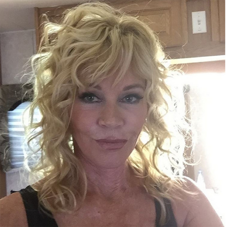 Мелани Гриффит опубликовала неотретушированное селфи