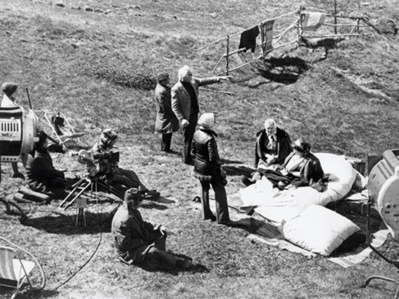 Подходящие сельские пейзажи режиссер нашел в Ленинградской области. Туда и отправилась вся съемочная группа.