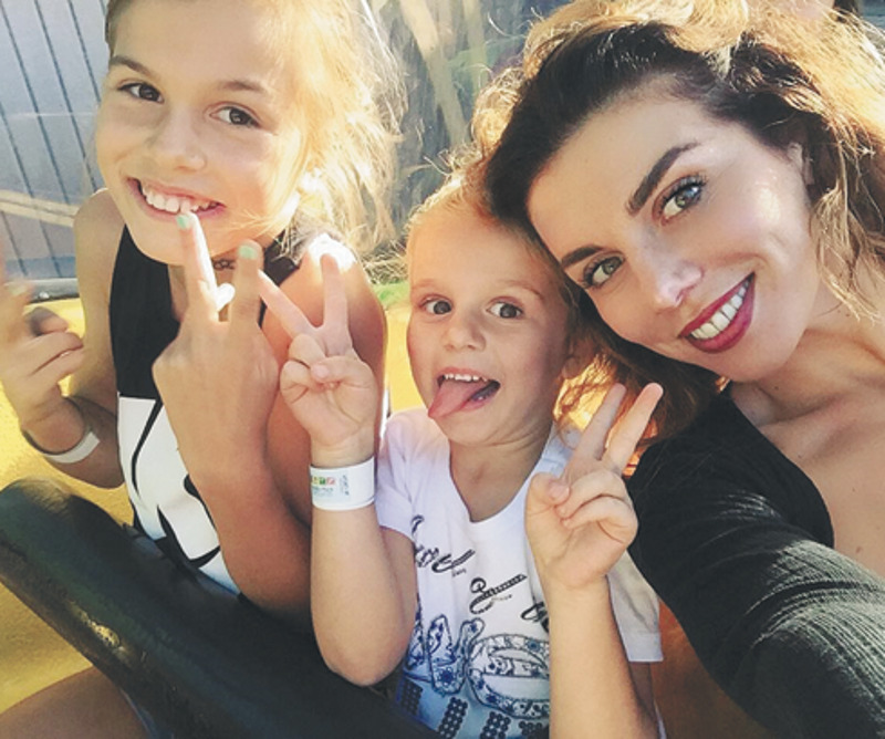 Анна Седокова с дочерьми