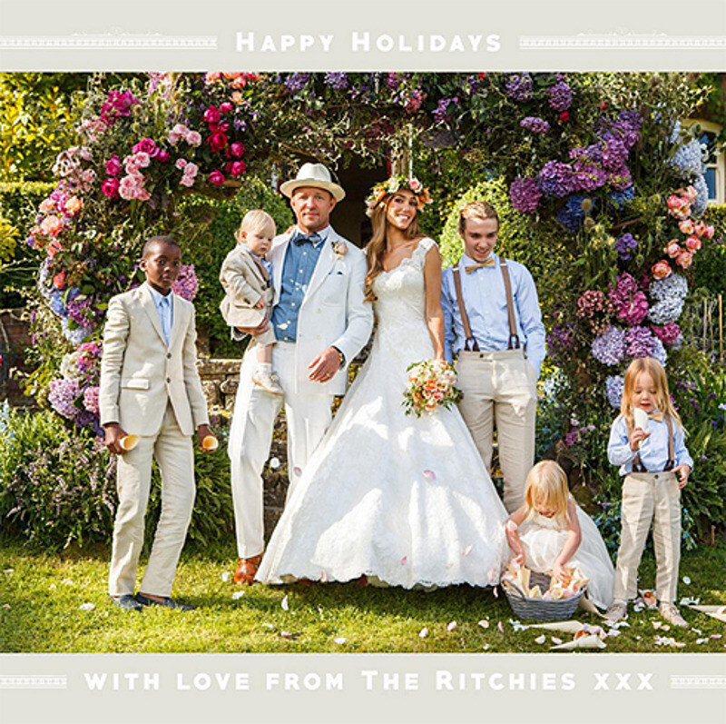 Жена Гая Ричи поздравила с праздниками, опубликовав семейную фотографию