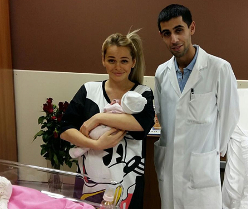 Актриса с доктором, благодаря которому ее дочка появилась на свет