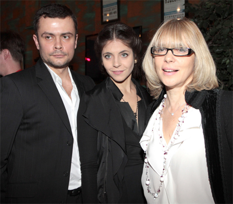 Вера Глаголева и ее дочь Анна Нахапетова с женихом 