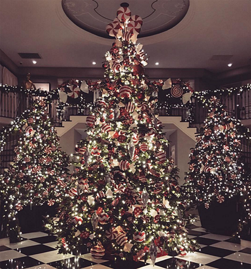 Елку в доме Ким Кардашьян в этот году наряжала ее мама Крис Дженнер