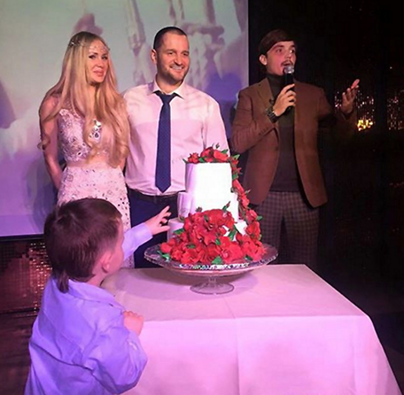 Молодожены заказали на свадьбу роскошный торт