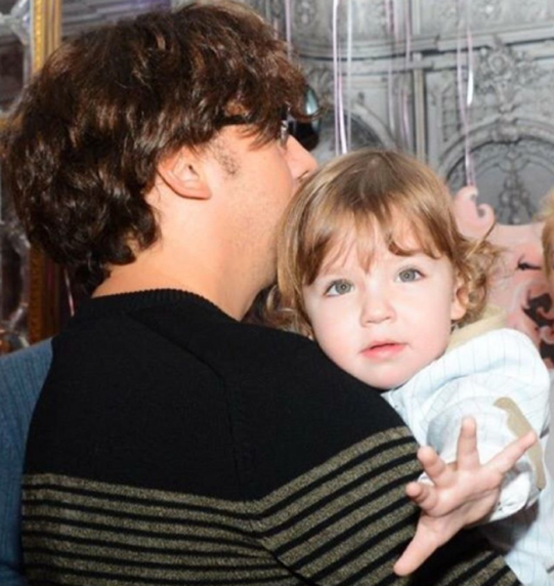 Fkirkorov: “Принц Гарри, на руках у своего звёздного папы”.