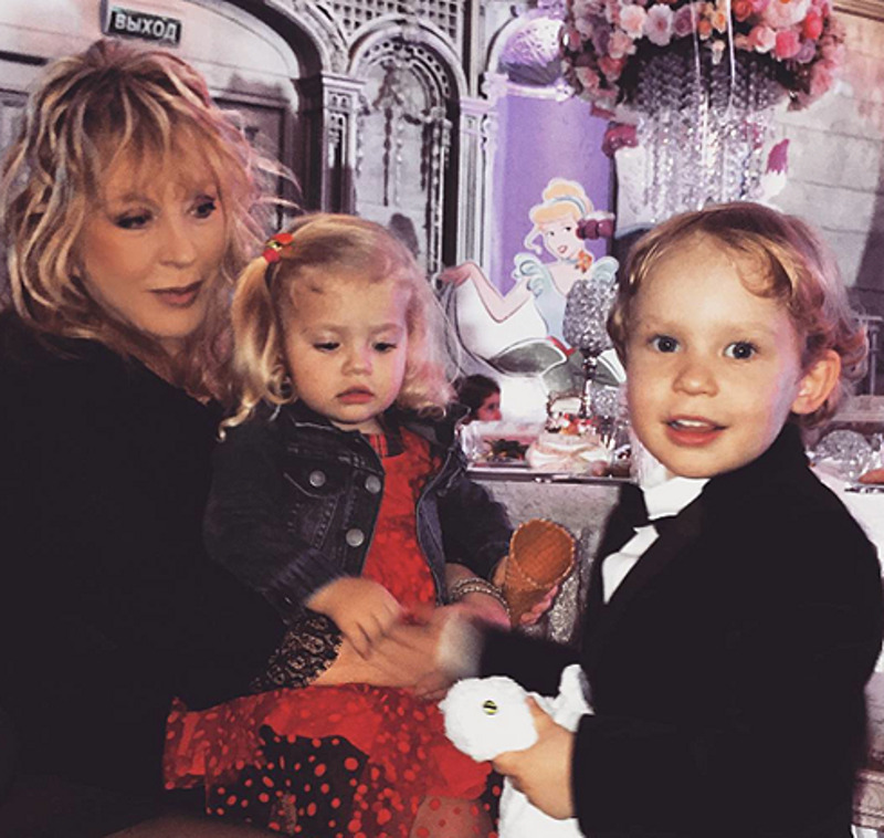 Алла Пугачева с детьми.