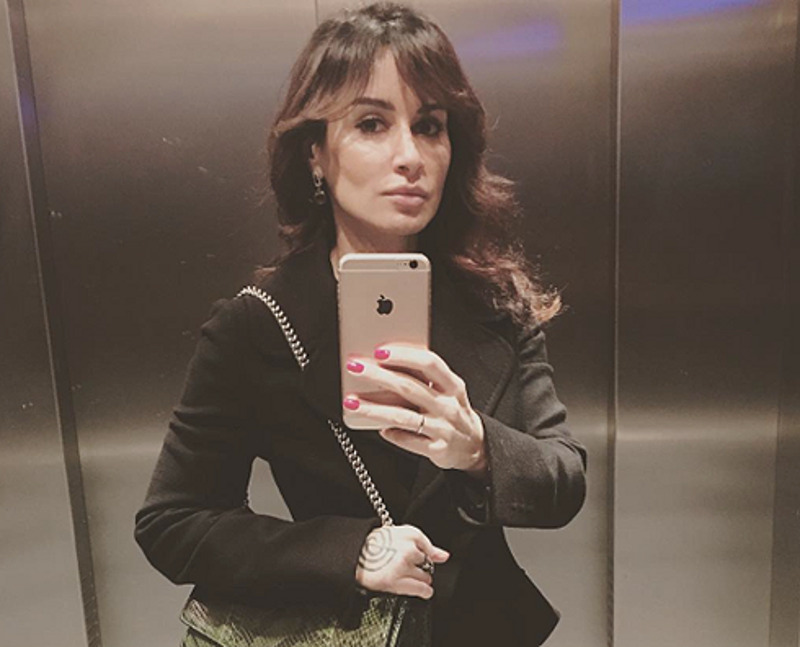 Лифтолук, опубликованный 5 часов назад. На левой руке можно разглядеть кольцо, которое очень похоже на обручальное