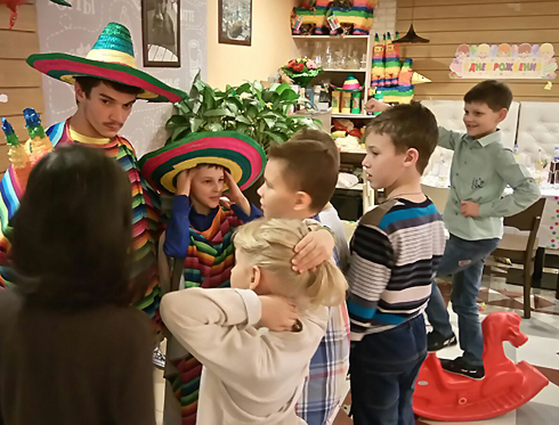 Поздравить юного юбиляра в одном из московских ресторанов собрались родные, друзья и одноклассники Никиты