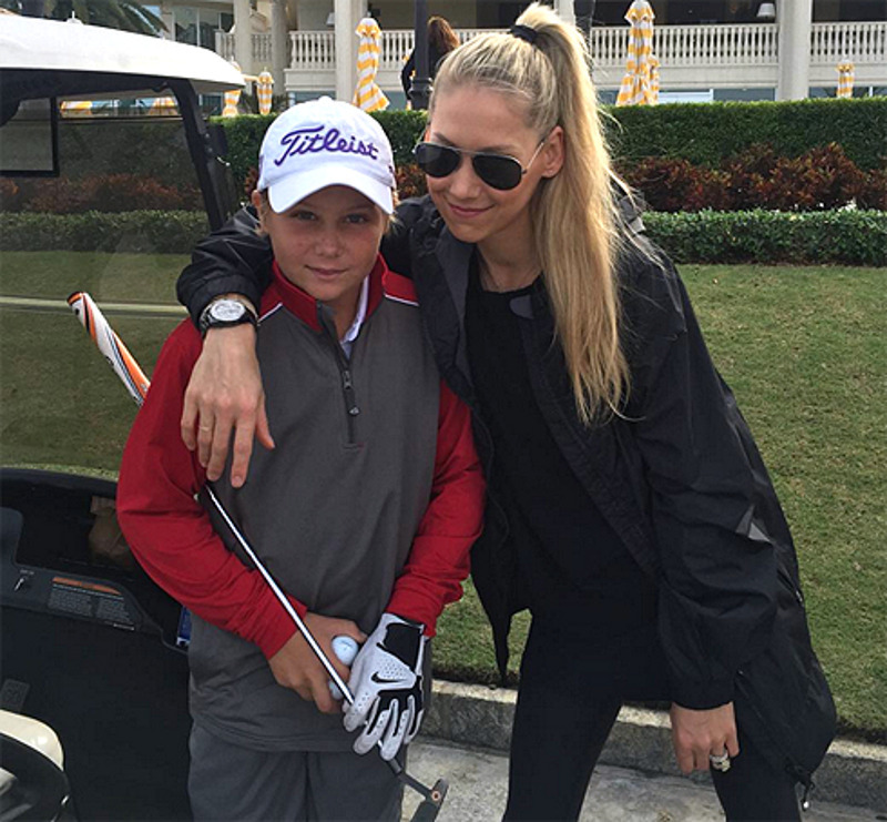 Анна Курникова со сводным братом Алланом. Подписчики заметили, что звезда вновь надела кольцо на безымянный палец левой руки 