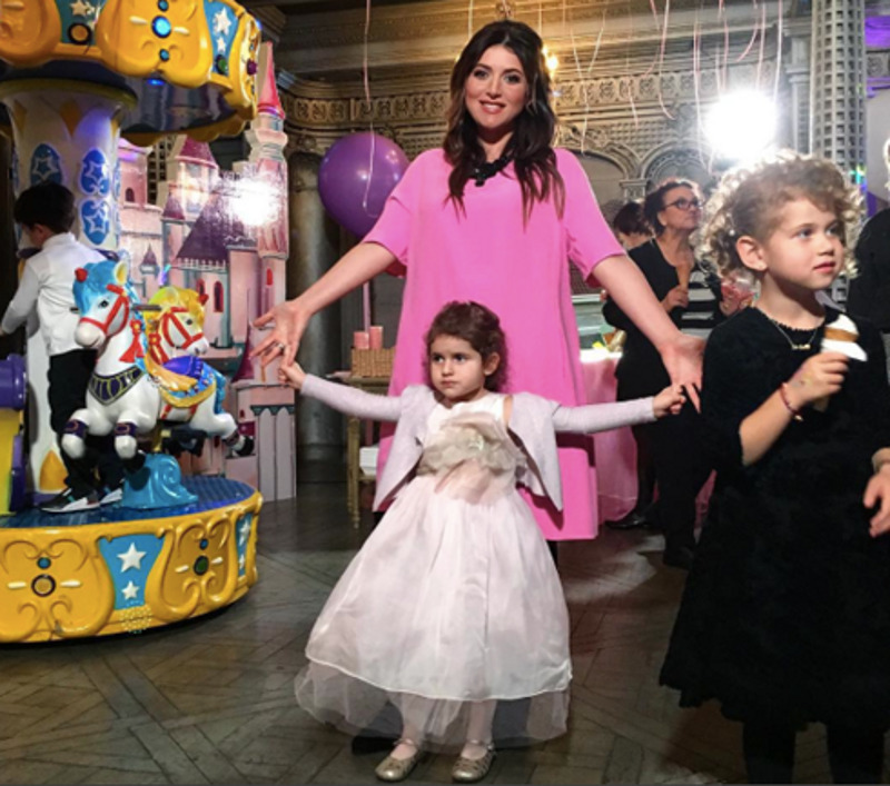 Жасмин с дочерью.