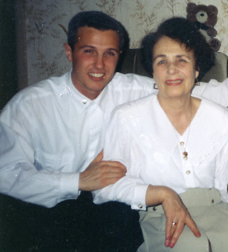 Наш герой с мамой, Анной Павловной