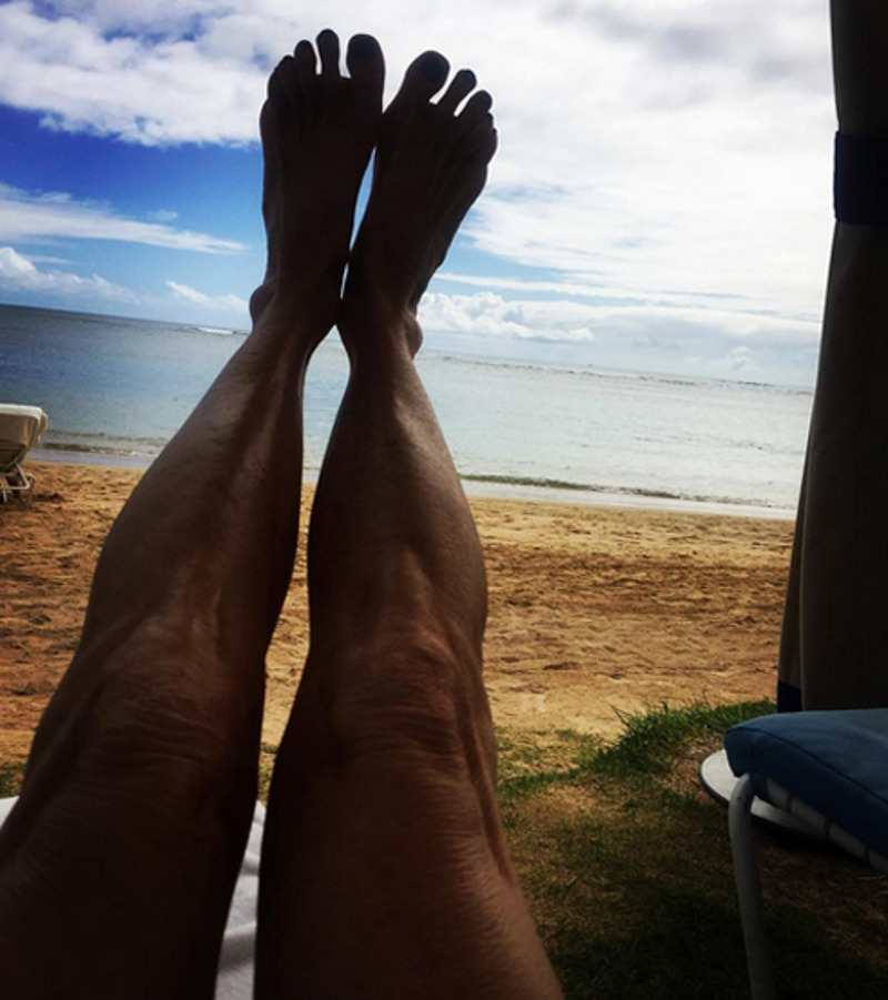 58-летняя актриса не стесняется демонстрировать свои ноги