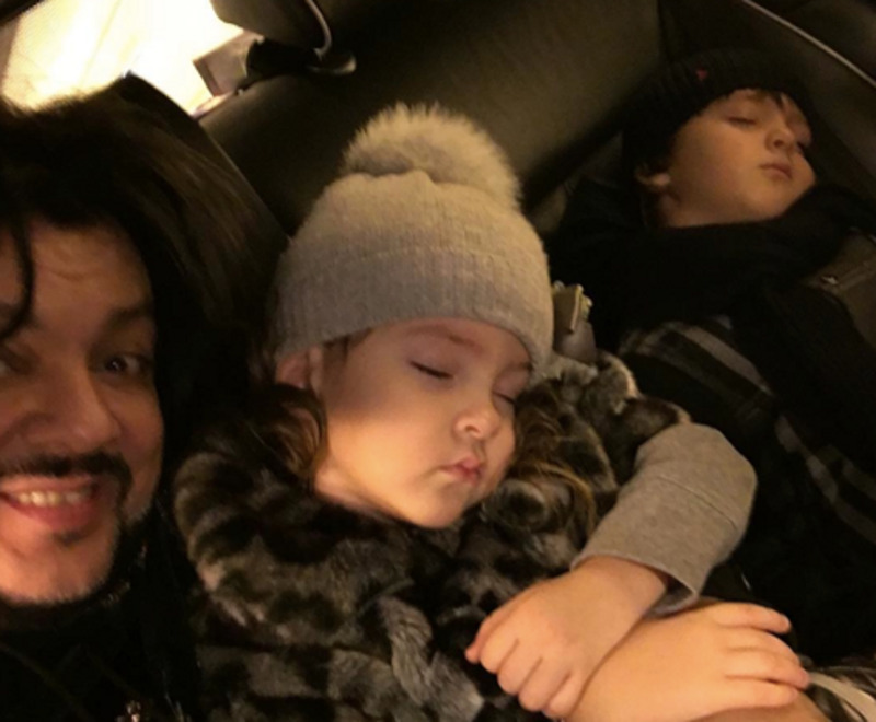 fkirkorov: «Спят усталые игрушки))) Уставшие, но счастливые после самого веселого дня рождения, едем домой... Спасибо ВСЕМ моим любимым друзьям, отметившим с нами день рождения моей дочери Аллы-Виктории!»