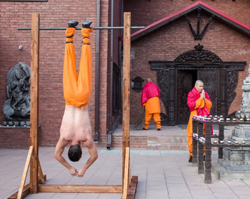  Для съемок этой сцены Витасу пришлось провисеть вниз головой почти час. И это при том, что на улице было ноль градусов