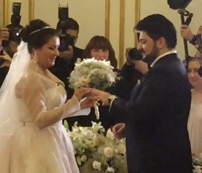 Молодожены обменялись кольцами