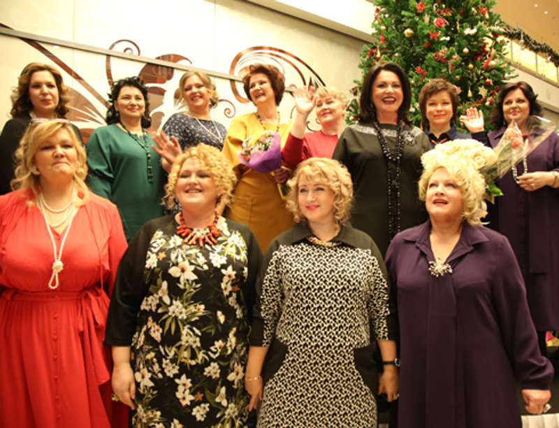 Знаменитая певица, но начинающий дизайнер Надежда Бабкина и модели на показе ее первой коллекции