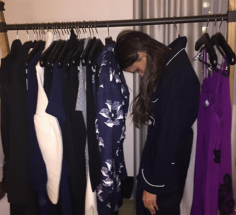 Виктория Бекхэм повесилась вместе с тренчкотом на «плечиках», висящих на вешалке