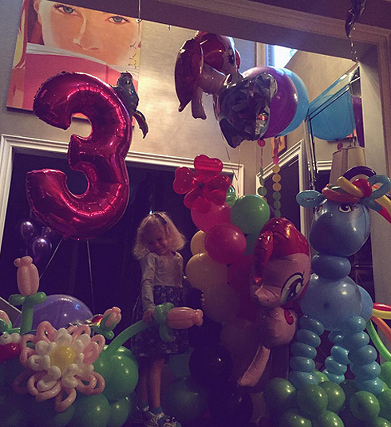 Такое количество шариков дома вызвало у Маргариты неописуемый восторг