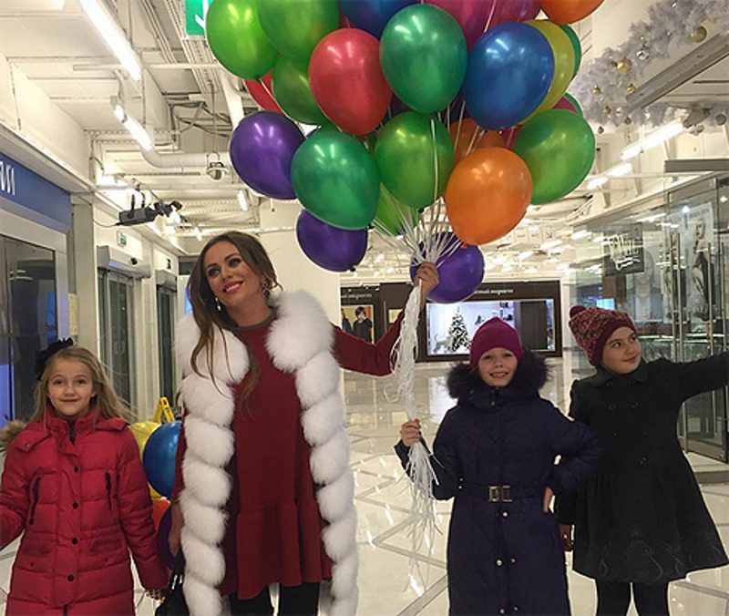 Дочь Юлии Началовой со своими подружками