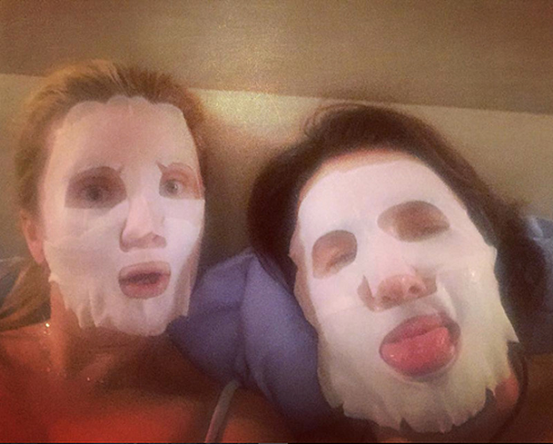 Маска перед сном – лучшее окончание дня для Малахова и Шкулевой