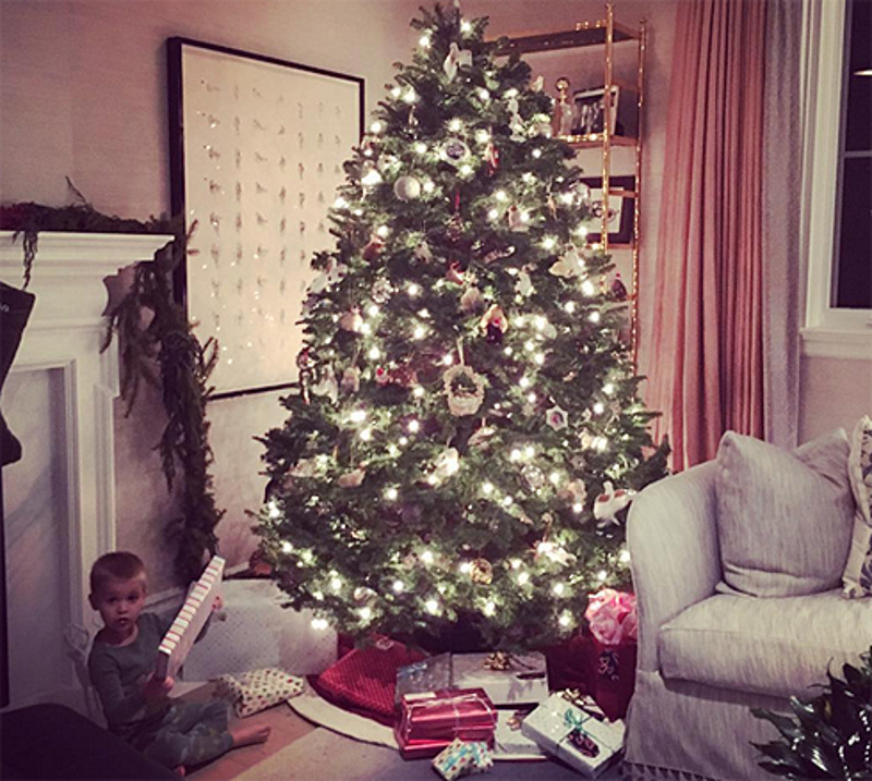 Сын Риз Уизерспун ищет подарки под елкой