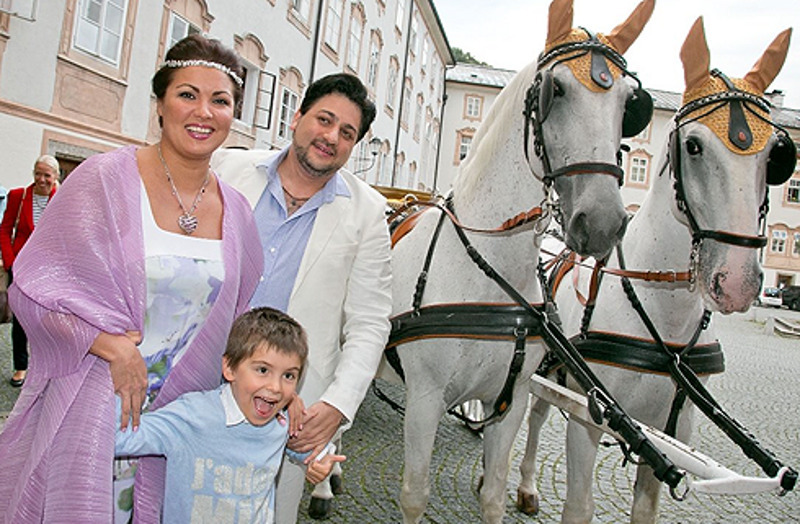 В августе прошлого года влюбленные отпраздновали помолвку