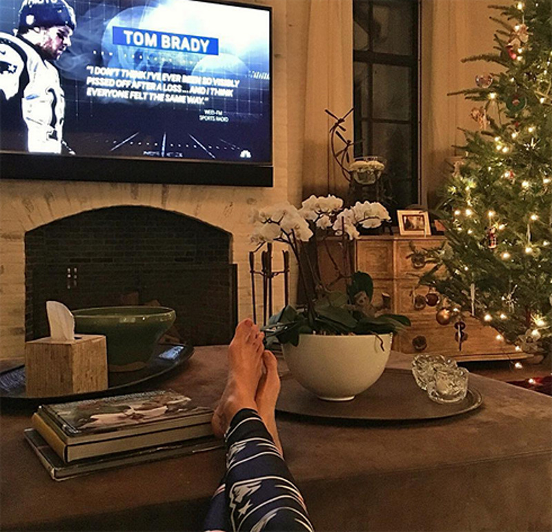 Жизель Бундхен отдыхает после украшения елки