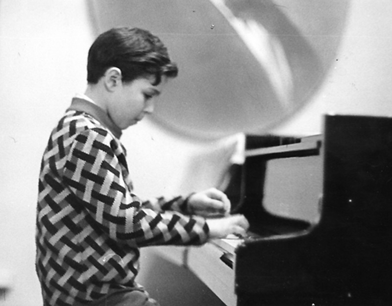 Уже в детстве Игорь ощущал себя артистом