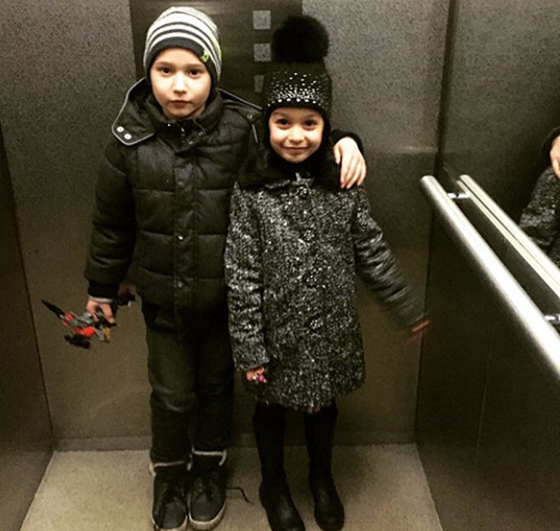 Младшею Тею дома ждут старшая сестренка Маруся и старший братик Омар, рожденный от первого брака ее супруга Курбана