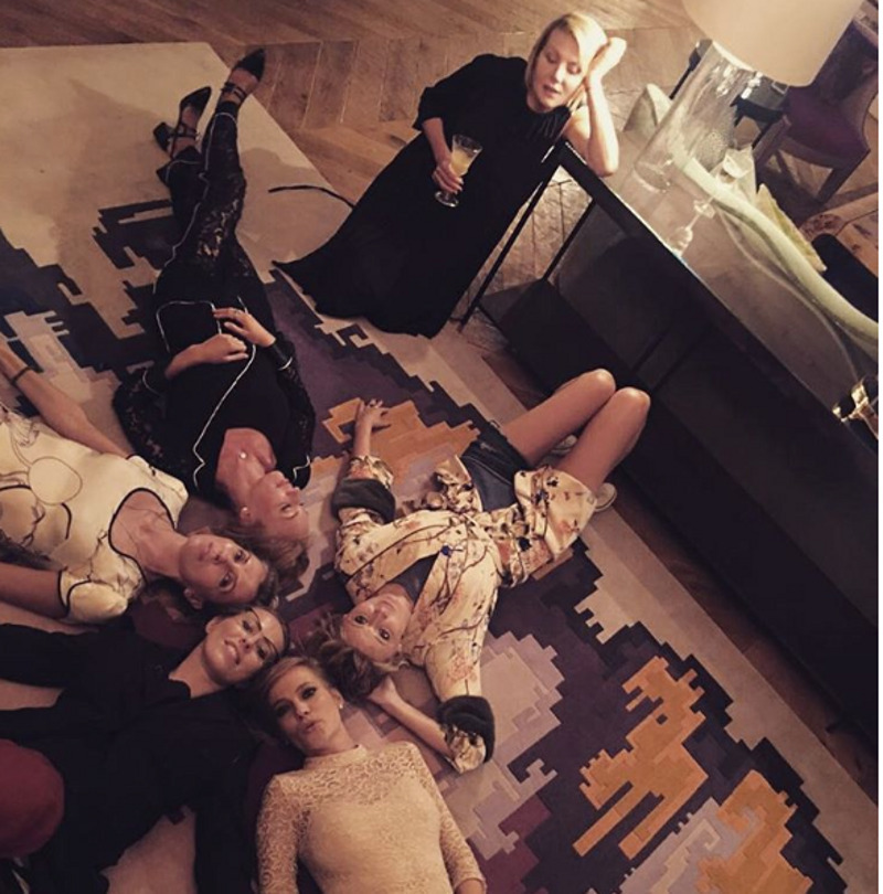 Ксения Собчак и Максим Виторган были не в восторге от предложения сфотографироваться с огромной птицей. Но все же рискнули