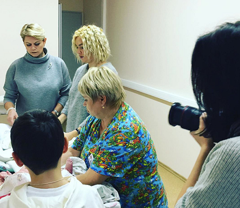 Юля Костюшкина готовит маленького Мирона к выписке