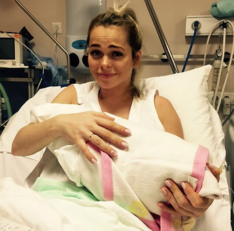 Анна Хилькевич со своей новорожденной дочкой