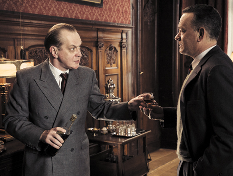 Сюжет фильма разворачивается во времена «холодной войны». Михаил Горевой играет офицера КГБ, который ведет переговоры с американским адвокатом (Том Хэнкс) об обмене советского разведчика Рудольфа Абеля на летчика Фрэнсиса Гэри Пауэрса