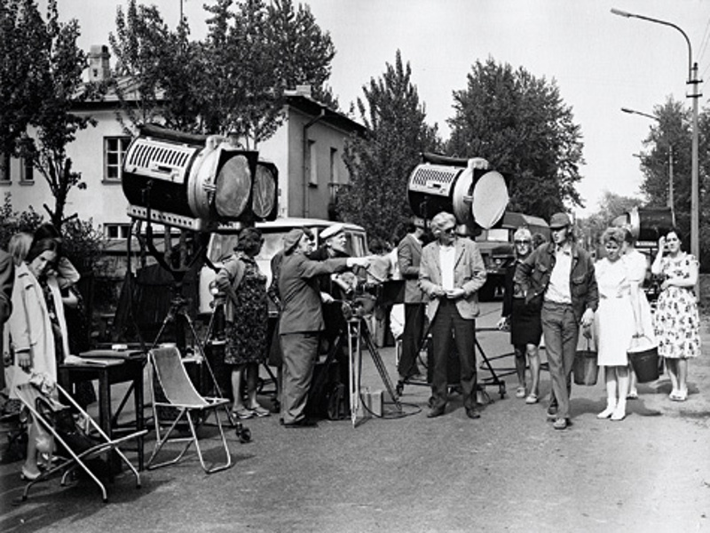 Частенько съемки велись прямо на улицах города. Фетин был человеком несуеверным, доверяя массовке пустые ведра.