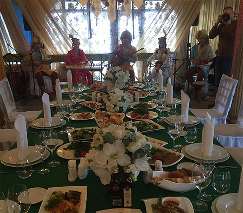 Максиму и Ксюше предложили отведать практически все национальные блюда