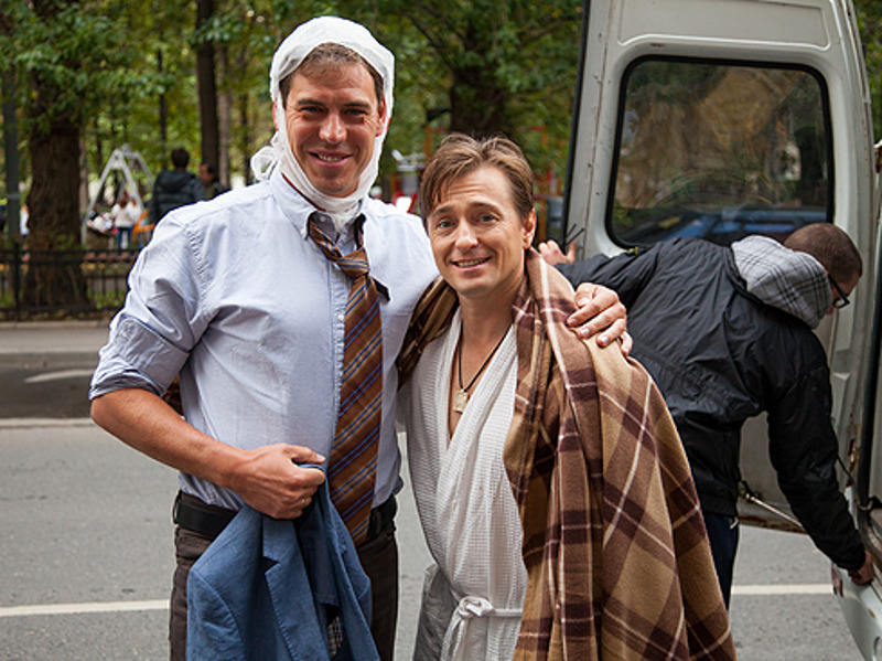 Герои Сергея Безрукова и Дмитрия Дюжева знакомятся в машине «Скорой помощи» 