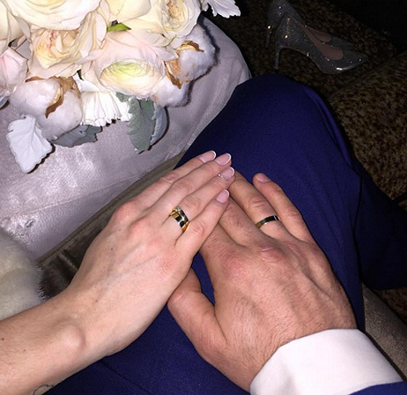 «Вот и всё», - так подписал Самсонов снимок обручальных колец