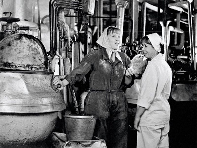 В отличие от главной героини, которая сладкого не любила, режиссер и вся его команда, попав на кондитерскую фабрику, в перерывах между дублями уплетали конфеты и шоколадки.