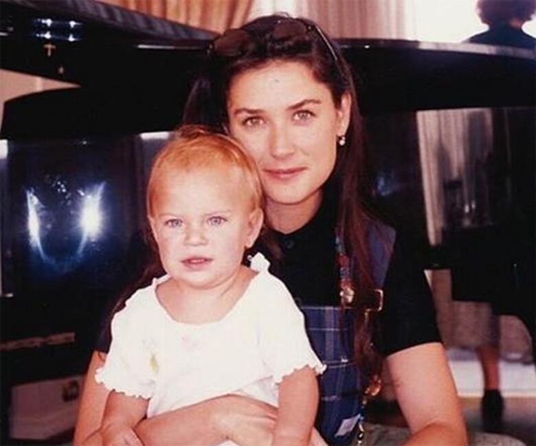 Таллула Уиллис поздравила Деми Мур старым снимком, на котором она сидит у мамы на коленях. Фото: Instagram.com/buuski.