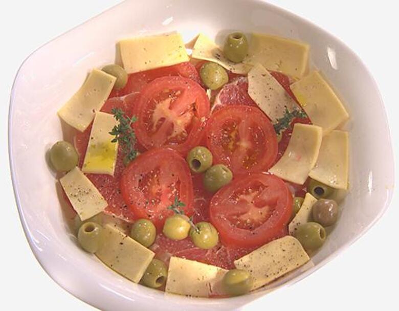 Салат с грейпфрутом и сыром. Фото: материалы пресс-служб.