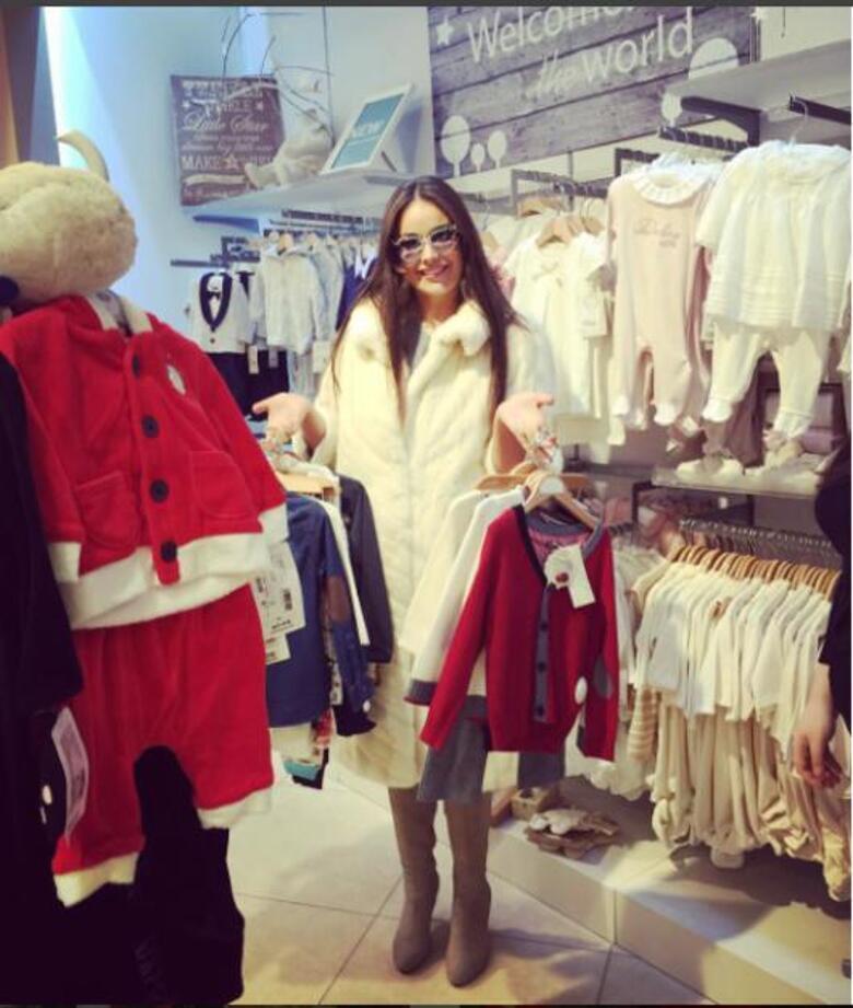 Оксана Федорова, мама двух малышей, решила заранее позаботиться о новогодних подарках. Фото: социальные сети

