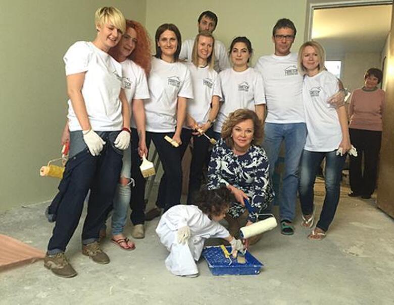 Елена Валюшкина в компании помощников проекта "Сдается! С ремонтом!". Фото: материалы пресс-служб.