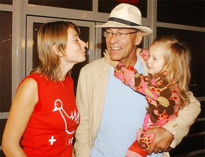 Андрей Кончаловский и Юлия Высоцкая с дочерью в 2002 году.