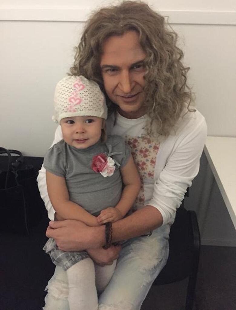 Владимир Левкин в образе Леонида Агутина с дочерью Никой. Фото: Instagram.com/marusialevkina.