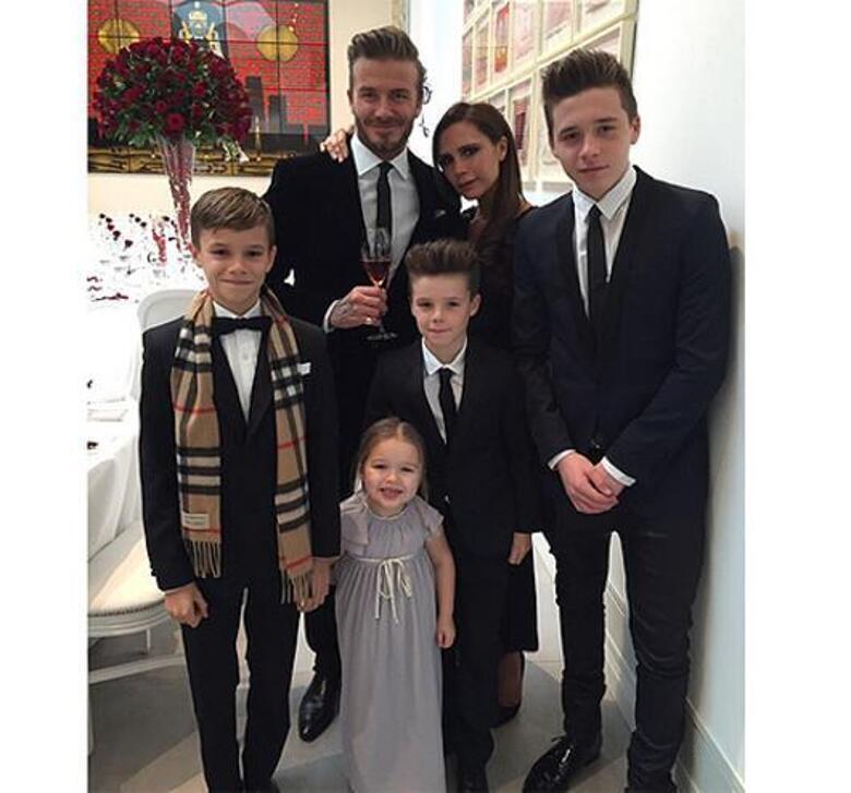 Дэвид и Виктория Бекхэмы с детьми. Фото: Instagram.com/victoriabeckham.