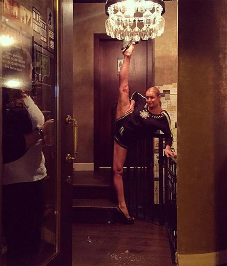 Анастасия Волочкова задела люстру ногой. Фото: Instagram.com/volochkova_art.